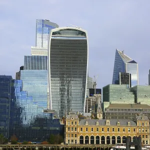 Edificios modernos de gran altura con fachadas de vidrio distintivas bajo cielos claros, Londres, Gran Bretaña.