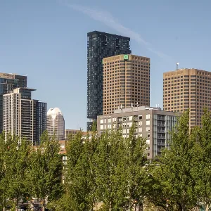 Panorama de la ville de Montréal sur la rivière pendant la journée avec des bâtiments urbains.