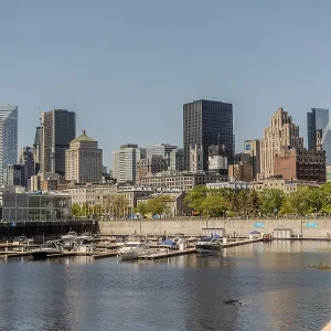 Panorama de la vue d'ensemble de la ville de Montréal sur le fleuve en journée avec des bâtiments urbains.