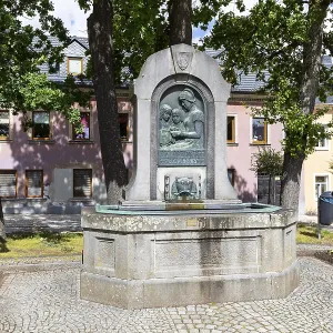Monument to Barbara Uthmann on the market square in Elterlein