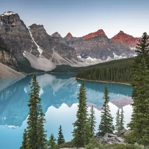Moraine Lake, morning atmosphere Moraine Lake, morning atmosphere