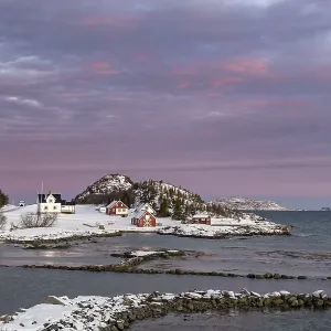 Morning atmosphere over the houses of Botnhamn