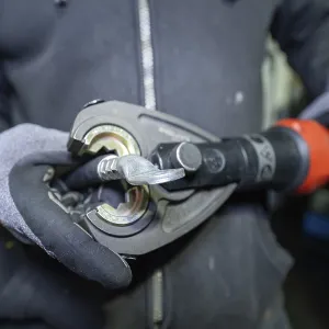 Mould presses a cable in a technical environment