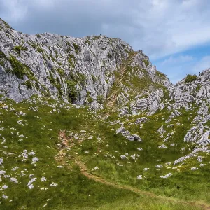 Mount Aizkorri 1523 meters, the highest in Guipuzcoa Mount Aizkorri 1523 meters, the highest in Guipuzcoa