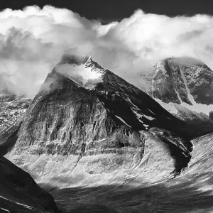 Mount Duolbagorni (Tuolpagorni) in the Laddjuvagggi valley Mount Duolbagorni (Tuolpagorni) in the Laddjuvagggi valley