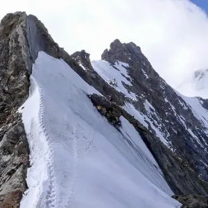 Les grimpeurs de montagne en route pour le mont Eiger en Suisse sur une difficile traversée rocheuse et glaciaire.