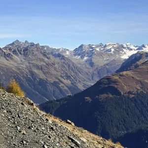 Mountain hiking trail with mountain views towards Sardasca and Silvretta in autumn