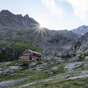 Mountain hut Elberfelderhutte in front of a rocky mountain landscape
