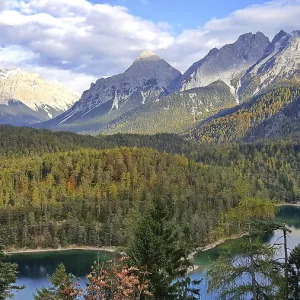 Panorama de montagne avec vue sur le lac Blindsee et la Zugspitze, Garmisch-Partenkirchen, Bavière, Allemagne