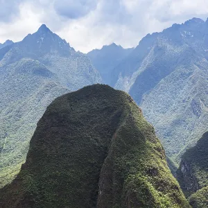 Montañas cubiertas de bosque en el Perú. Montañas cubiertas de bosque en el Perú.
