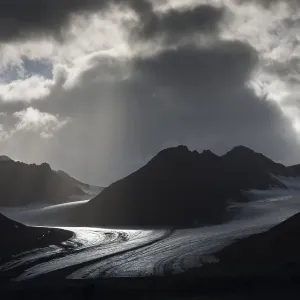 Mountains and glacier tongue, Kongsbreen Glacier