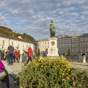 Le monument Mozart sur la place Mozart.