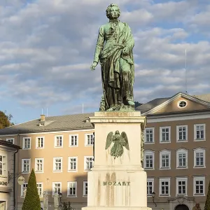 Le monument Mozart sur la place Mozart.