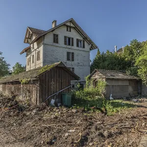 Multi-storey residential building built in 1903 in front of demolition