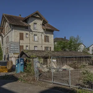Multi-storey residential building built in 1903 in front of demolition