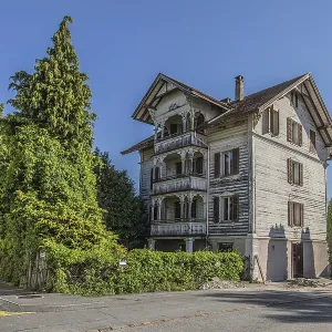 Multi-storey residential building built in 1903 in front of demolition