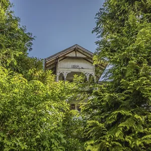 Multi-storey residential building built in 1903 in front of demolition