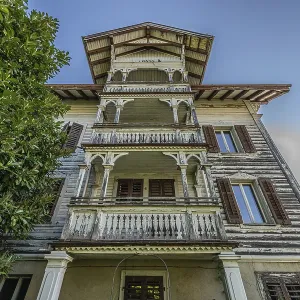 Multi-storey residential building built in 1903 in front of demolition