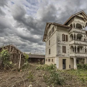 Multi-storey residential building built in 1903 in front of demolition