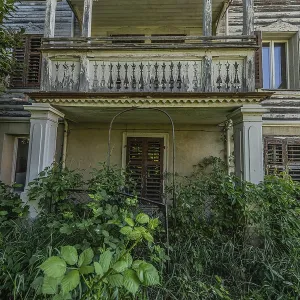 Multi-storey residential building built in 1903 in front of demolition