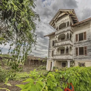 Multi-storey residential building built in 1903 in front of demolition