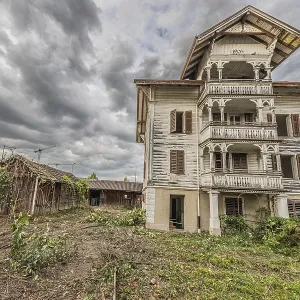 Multi-storey residential building built in 1903 in front of demolition