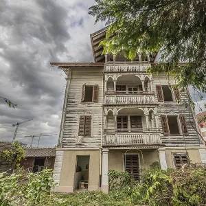 Multi-storey residential building built in 1903 in front of demolition