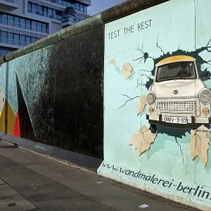 Mural on remnant of the Berlin Wall with the cardiac stress test (Test The Rest) Mural on remnant of the Berlin Wall with the cardiac stress test (Test The Rest)
