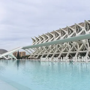 El edificio principal del Museo de las Ciencias se destaca prominentemente contra un cielo nublado.