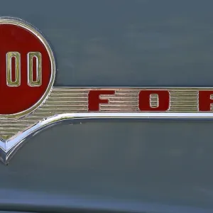 Nameplate Ford F 100 Pickup, V8