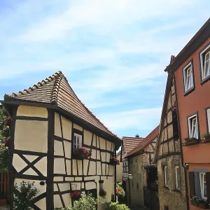 Une ruelle étroite bordée de maisons à colombages.