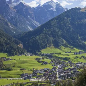 Neder with houses and mountains in Pinnistal
