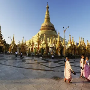 Nuns and tourists in front of the Shwedagon Pagoda in Yangon