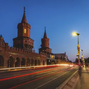 Oberbaum bridge between Kreuzberg and Friedrichshain at night