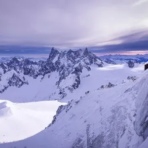 Off piste skiers on their way dowm from Aiguille du Midi Off piste skiers on their way dowm from Aiguille du Midi
