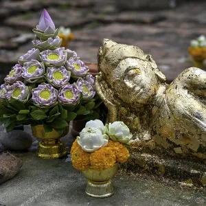 Offerings in front of the reclining Buddha Offerings in front of the reclining Buddha