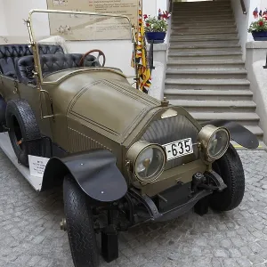 Old automobile built by Graef & Stift