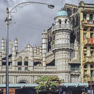 Old colonial building and the Bengali Sunni Jameh Mosque