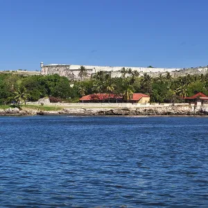 La antigua fortaleza y el mar tranquilo