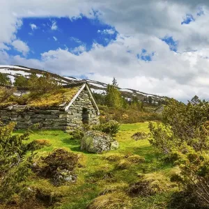Old hut with a grass roof, Utvikfjell