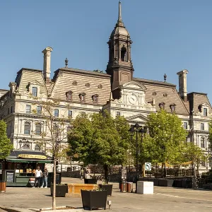 Vue de rue du Vieux-Montréal avec des bâtiments historiques.