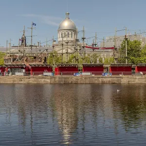 Vue de rue du Vieux-Montréal avec des bâtiments historiques.
