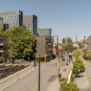 Vue de rue du Vieux-Montréal avec des bâtiments historiques.