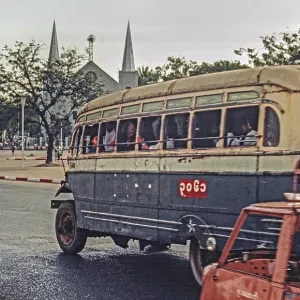 Vieux omnibus et cathédrale Sainte-Marie, également connue sous le nom de cathédrale de l'Immaculée Conception.