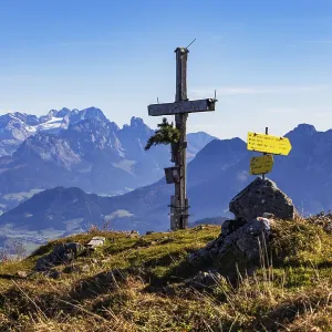 Old summit cross on the Schwarzer Berg with a view of the Dachstein massif