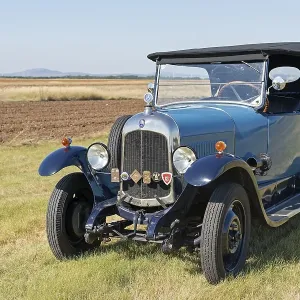 Oldtimer Citroen B10 in hay field