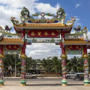 Ornate gate at the Chinese Chao Pu-Ya Shrine Ornate gate at the Chinese Chao Pu-Ya Shrine