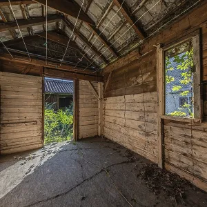 Outbuilding of a multi-storey residential building built in 1903 in front of demolition work
