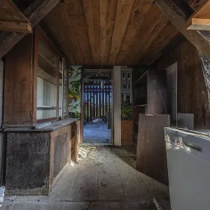 Outbuilding of a multi-storey residential building built in 1903 in front of demolition work