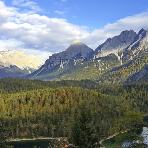 Panorama depuis le Fern Pass avec vue sur la Zugspitze, Garmisch-Partenkirchen, Bavière, Allemagne